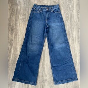 Gap - High Rise Wide Leg Jeans in a Medium Wash - Size 26/2 Regular